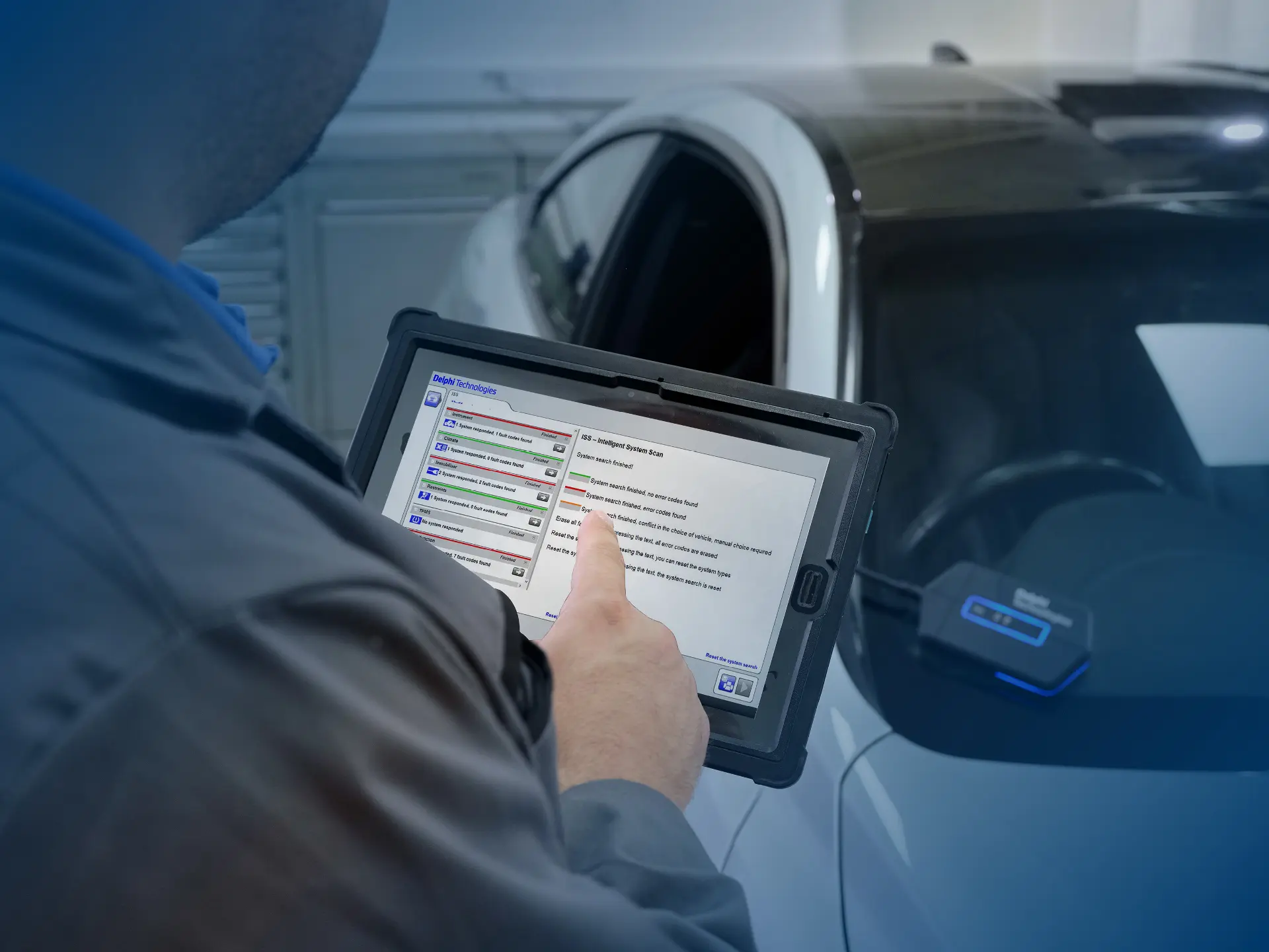 Tecnico en taller trabajando diagnosis avanzada Delphi